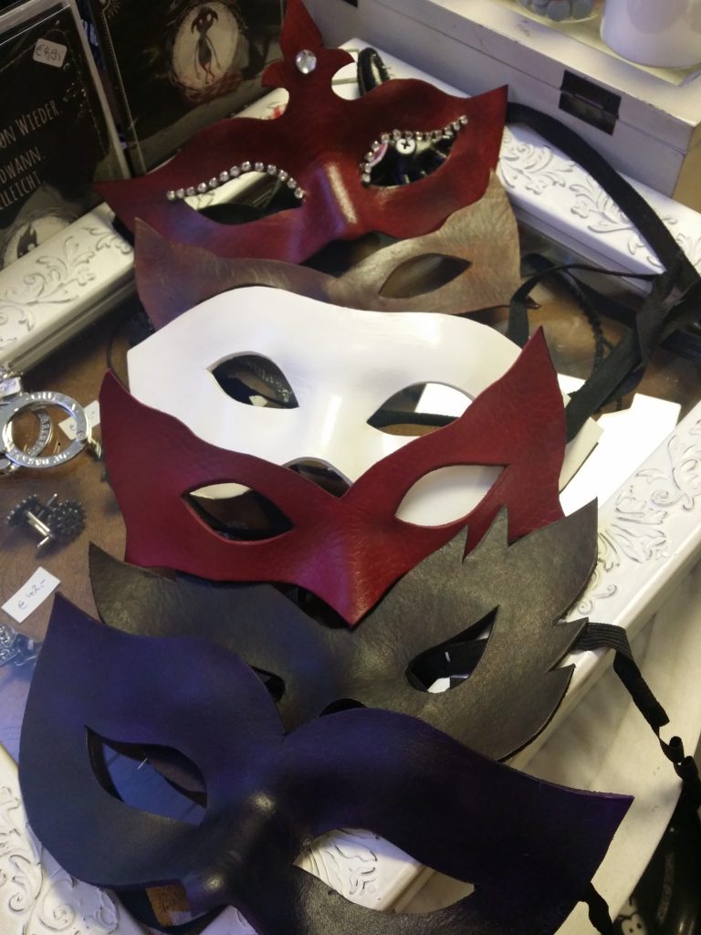 Neue Masken aus Leder